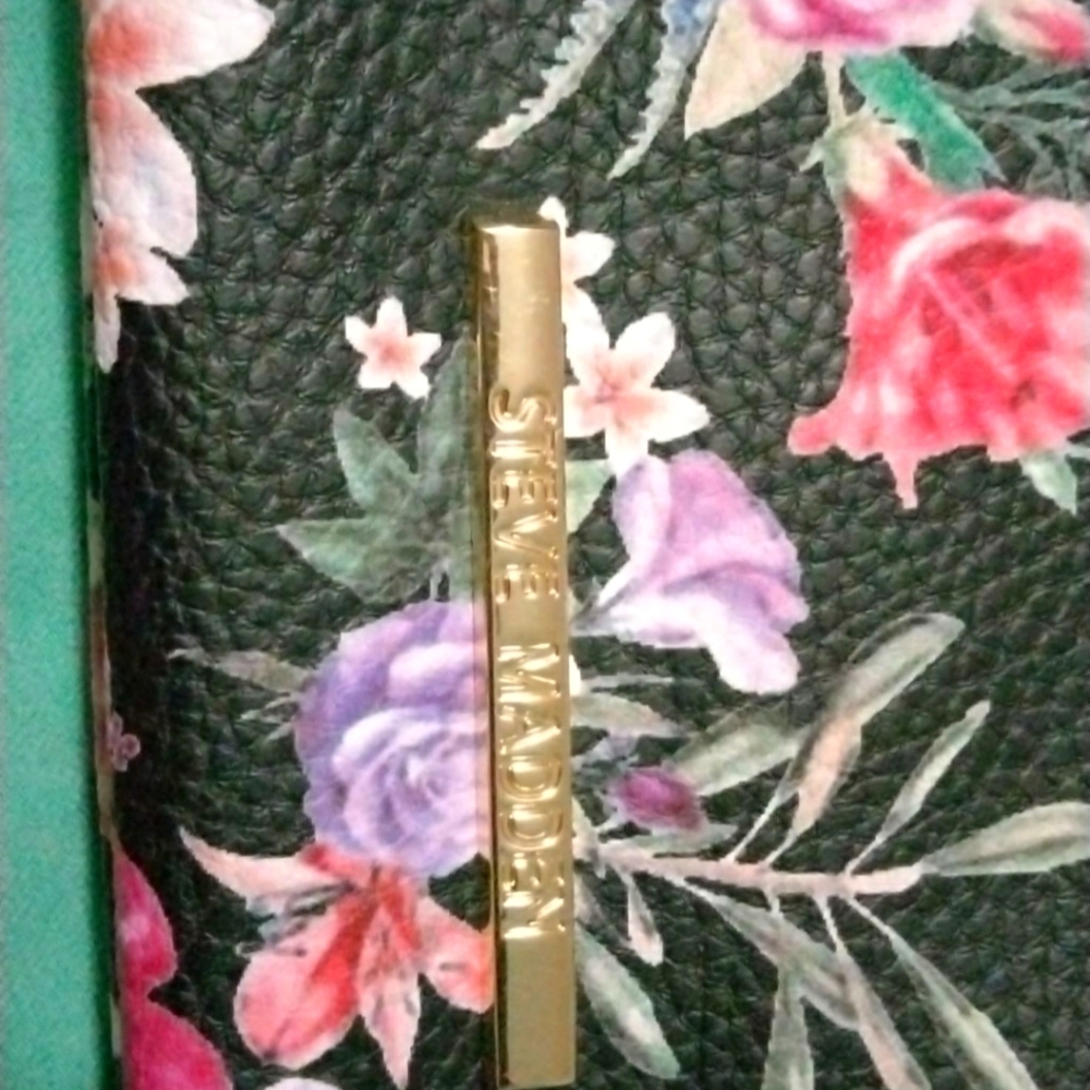 Steve Madden wristlet